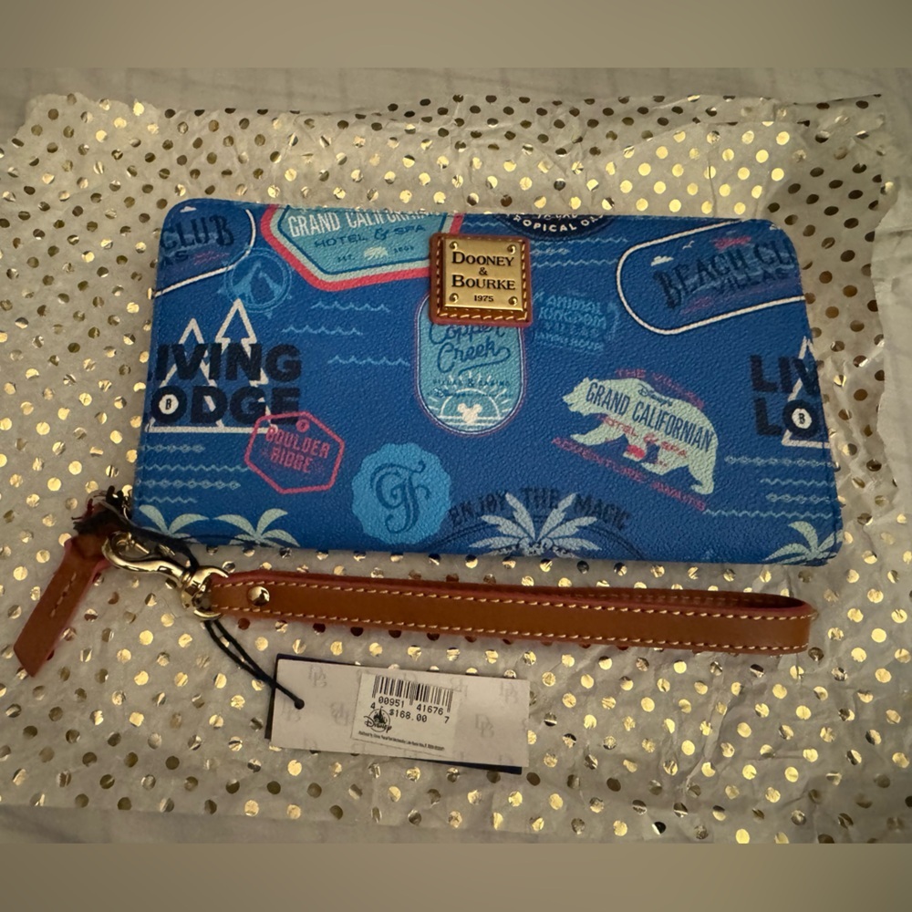🆕Dooney & Bourke Disney Vacation Club Resorts
Zippered Wristlet Wallet